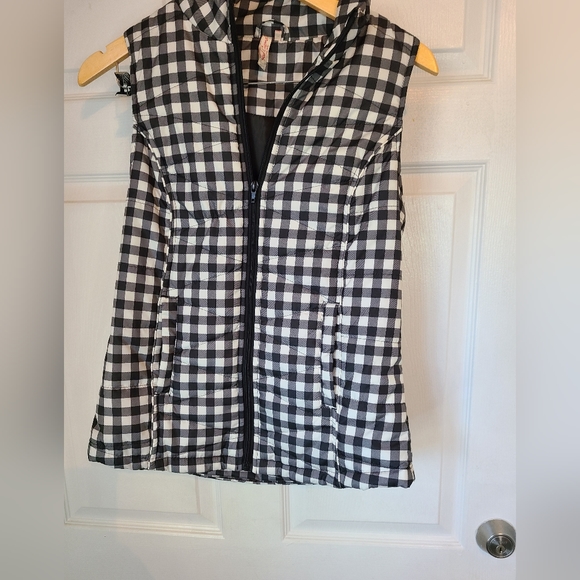 Red Camel Woman's Checkered Puffer Vest, Size: Small Color: Black & White - Picture 3 of 11